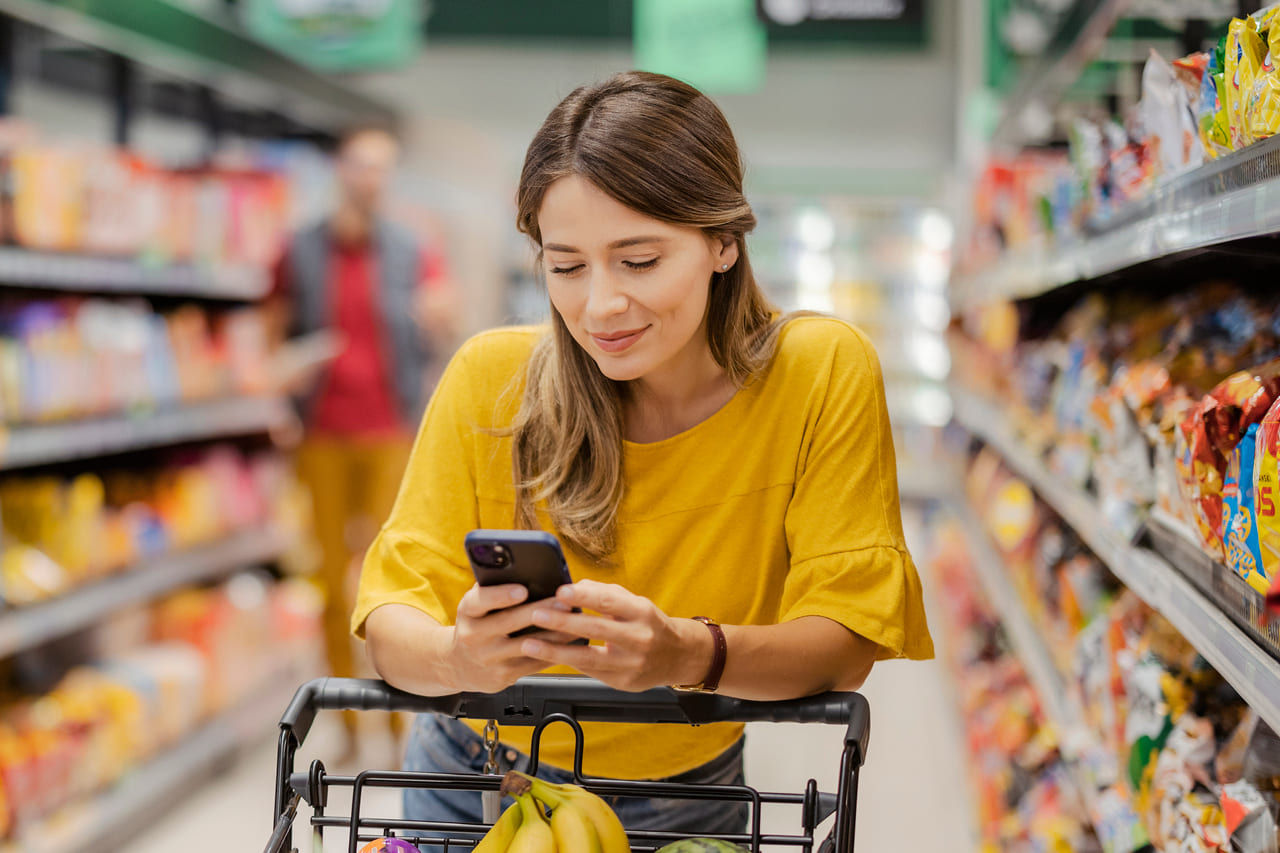 Illustration d’une personne qui fait ses courses au supermarché.